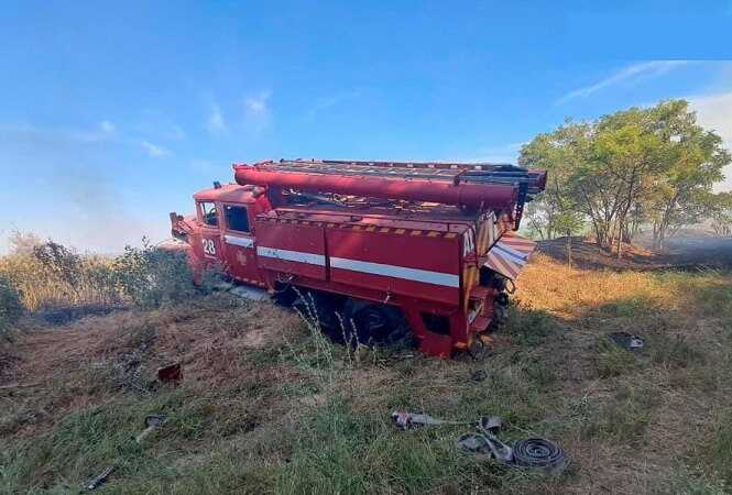 Росіяни дронами вдарили по авто рятувальників на Дніпропетровщині