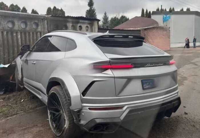 У Києві люксовий Lamborghini Urus протаранив бетонну стіну