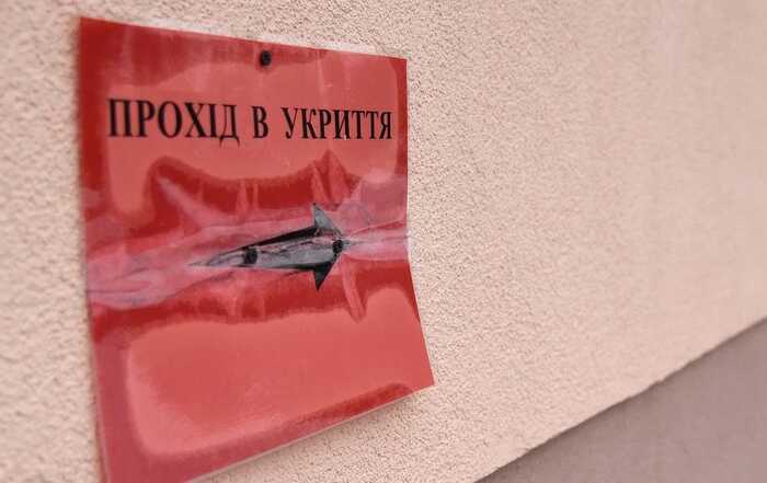 У Києві в укритті під час тривоги чоловік намагався скоїти самогубство