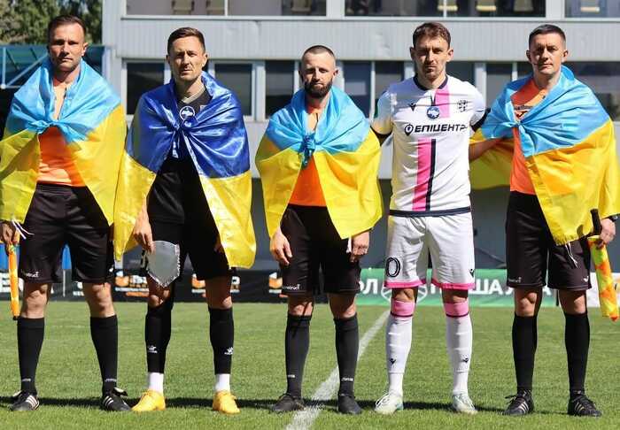 Український футболіст Андрій Беженар відмовився співати гімн України і брати жовто-синій прапор