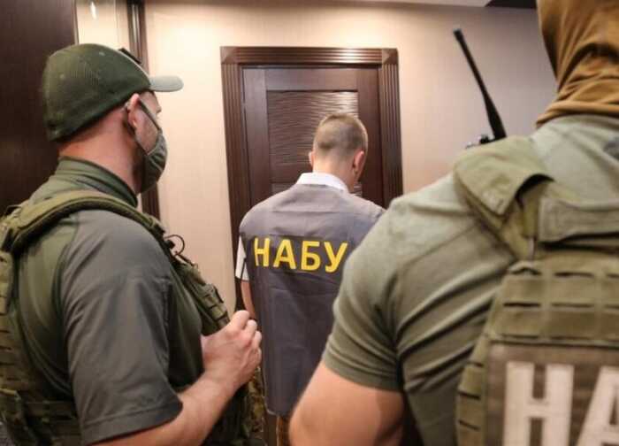 Колишнього детектива БЕБ та слідчого поліції викрили на отриманні хабара в розмірі 150 тисяч доларів