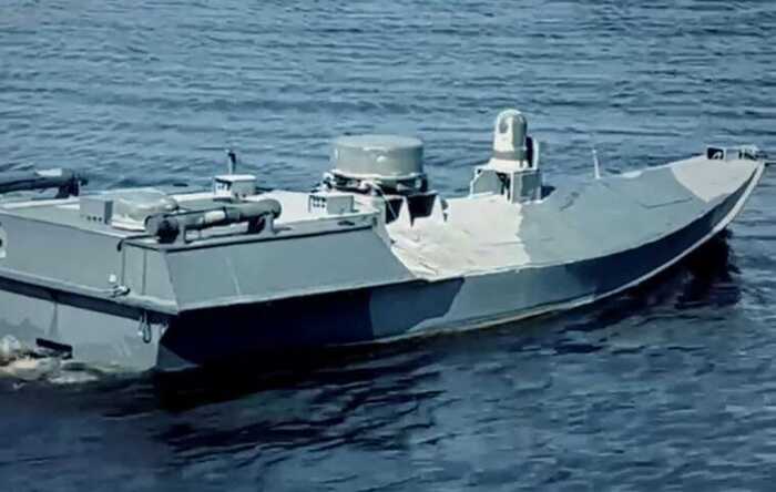 Росіяни повідомляють про атаку морських дронів у напрямку Кримського мосту
