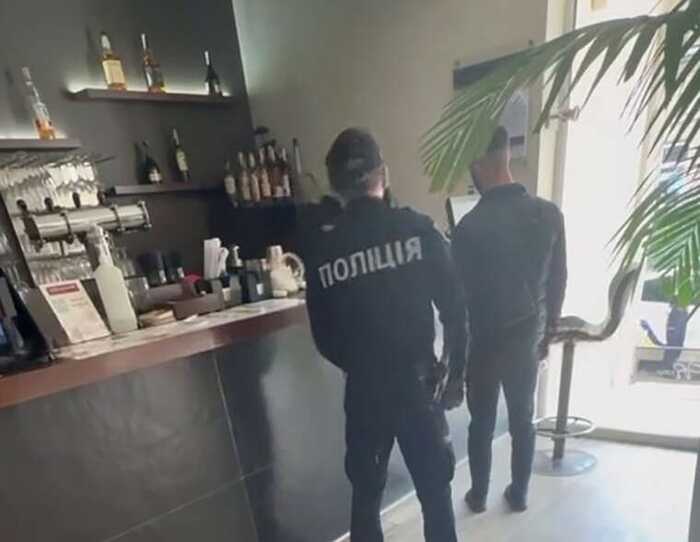 В Івано-Франківську баристу затримали на очах у клієнтів: у соцмережах кажуть — мобілізація під прикриттям поліції