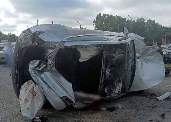 У Полтаві Tesla в’їхала на парковку, є постраждалі