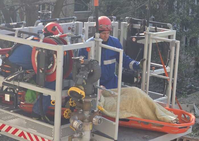 У Києві з-під завалів дістали ще одну людину, п’ятеро — зниклі безвісти
