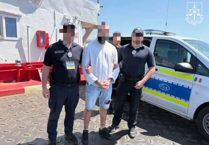 З Румунії до України екстрадували організатора злочинної групи підпалювачів