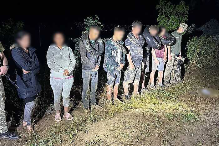 На Закарпатті прикордонники затримали пʼятьох чоловіків, які намагались переплисти Тису