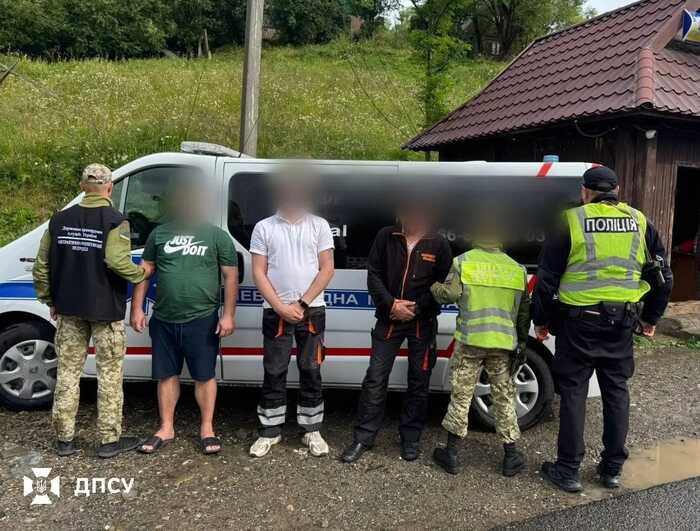 На Закарпатті прикордонники виявили ухилянтів у машині швидкої допомоги