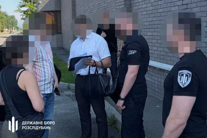 Служба на курортах: як чиновники і депутати фіктивно “воюють” на Сейшелах та в Іспанії