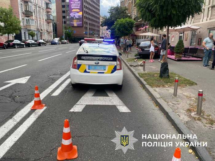 У Києві на Саксаганського автівка знесла літню терасу з людьми