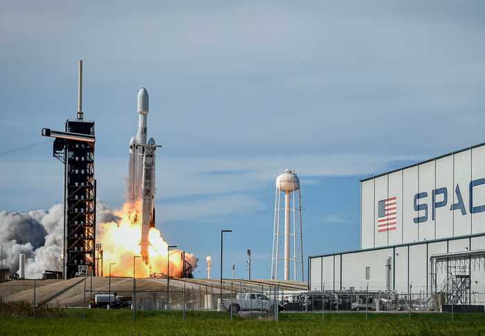 WSJ: Білий дім вирішив не розривати контракти зі SpaceX