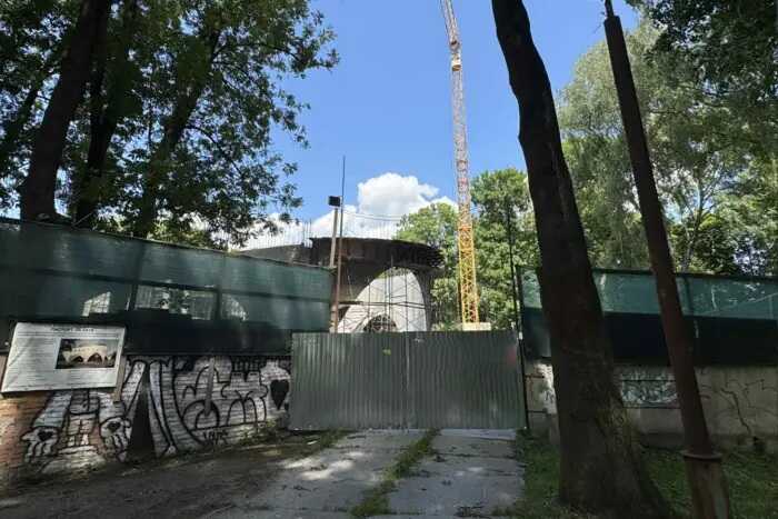 У центрі Хмельницького син колишньої чиновниці МСЕК Крупи будує елітний ресторан