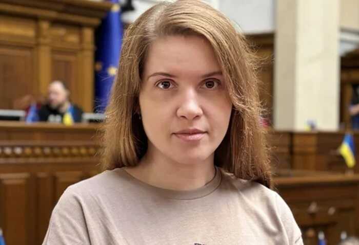 "Якби мобілізували з 18 років, сьогодні ми мали б іншу армію", — нардепка Безугла звинуватила владу у втраті темпу війни