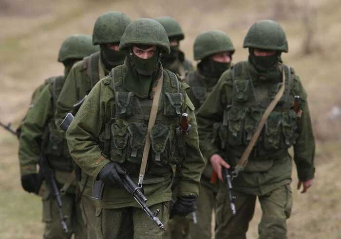 Окупант стоячи на колінах посеред дороги, вистрелив собі в голову