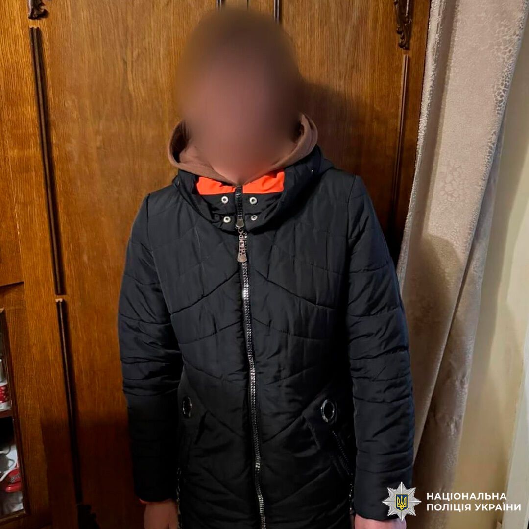 У Харкові затримали жінку з 16-річною дочкою, які підпалювали автівки військових. Фото dddidrxidrziqxdzrz